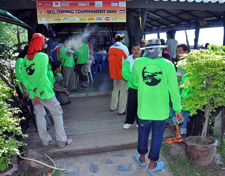 

บริเวณหน้างาน  มีหลายทีมมาลุ้นดูอันดับคะแนนของตัวเอง กันอย่างหนาแน่น  ...