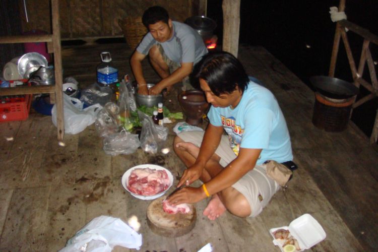 จากนั้นก็เริ่มลงมือปรุงอาหารจานเด