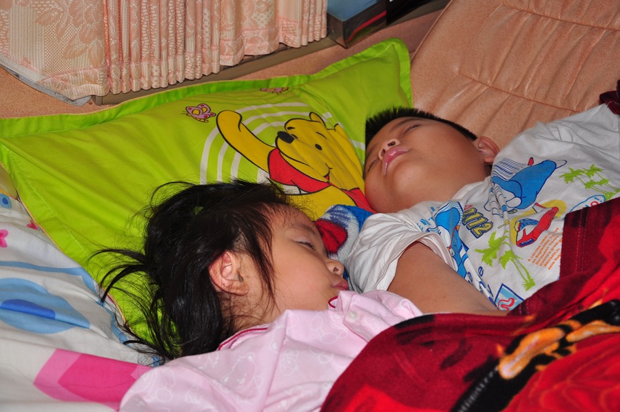 นี่ไงครับเป็นไปตามแผน ออกเดินทางตอนตีสองอุ้มขึ้นรถยังไม่ยอมตื่นเลยครับ ตีตั๋วนอนยาวถึงกาฬสินธุ์เลยคร