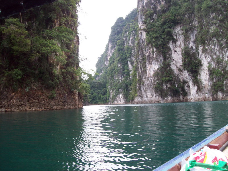  :cool: :cool: :cool:เรือกำลังวิ่งเข้าช่องเขา :cheer