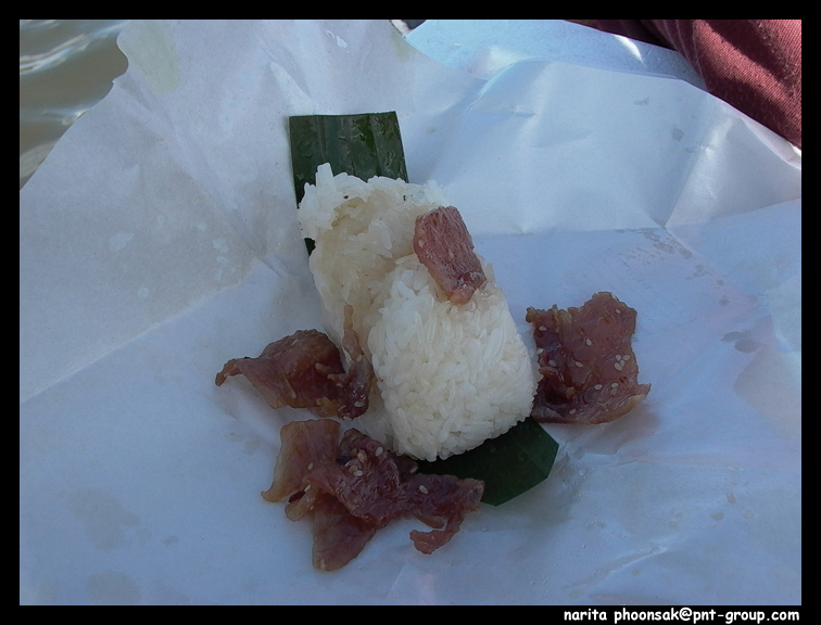 พอสายหน่อยก็พักทานข้าวกันครับ
ข้าวเหนี่ยวหมูหวานครับ
ได้ปลาแล้ว อะไรก็อร่อยทั้งนั้นแหละ
 :laughin
