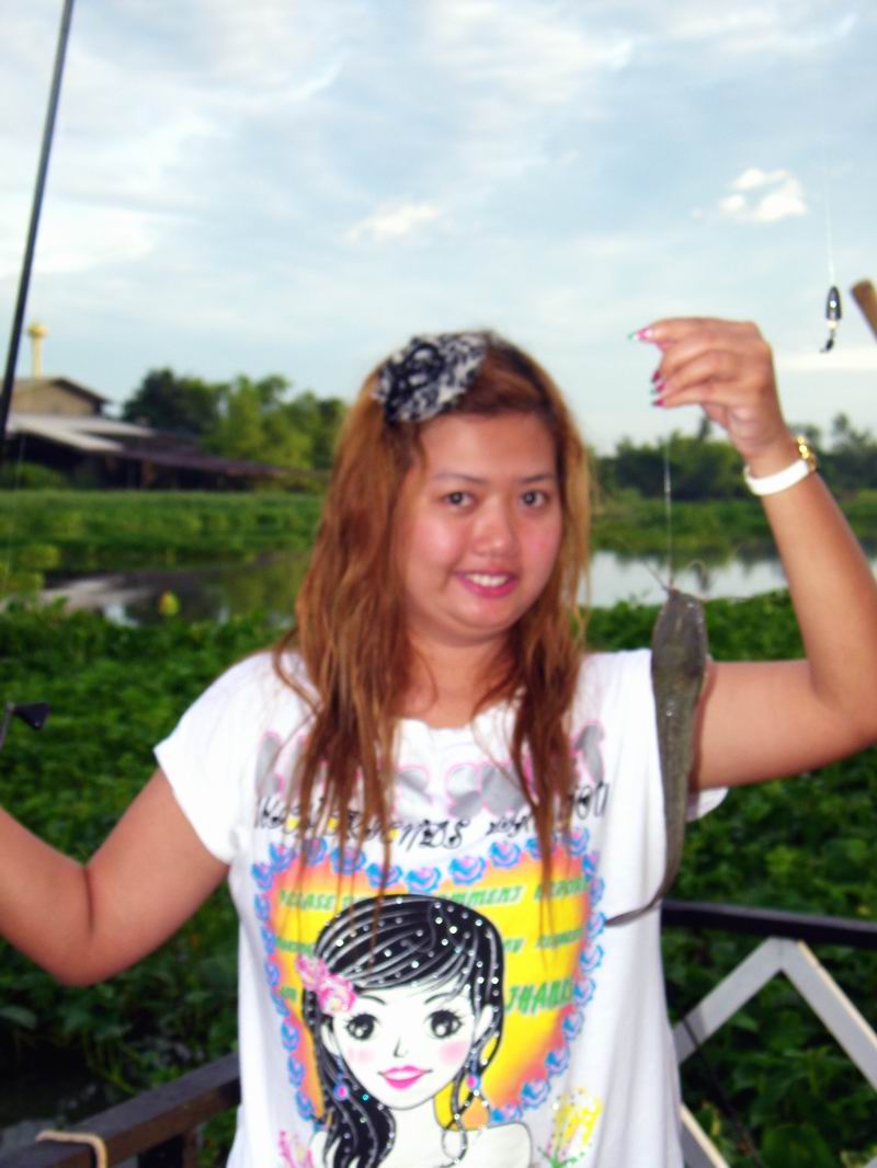 แล้วคันของนู๋โสก้อปลายกระตุ๊ก..ตึ๊ก..ตึ๊ก...

ไม่มีรูปตอนตกปลา...งั้นก้อขอถ่ายกับน้องดุ๊กดิก...ก้อ