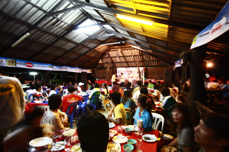 งานเลี้ยงกลางคืน ครับ  :cheer: :cheer: :cheer: :cheer: :cheer: :cheer: