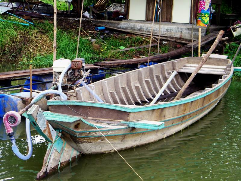 เรือลำนี้จอด...ไม่แจว...อยู่ข้างหลังแพคร้า...มันเป็นไรที่น่าอนุรักษ์ไว้นะ... :cheer: :cheer: