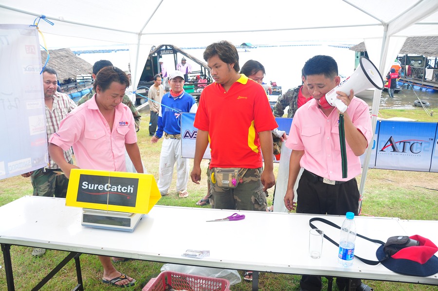 กรรมการต้องคอยชั่งและขานน้ำหนักปลา ท่าจะยุ่งนะเนี่ยยยยย :grin: :grin: :grin: