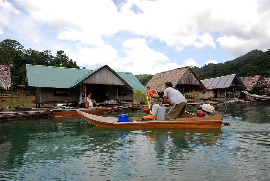 จองเรือไว้  8 ลำ ออกกันลำละคน  เรือเร็