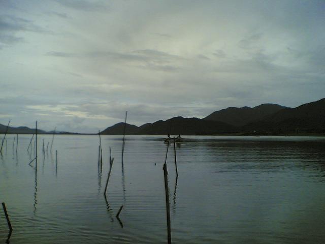 เอาเรือลงบ้าง....เดินเลาะริมฝั่งบ้าง สลับกันไปครับ :grin: