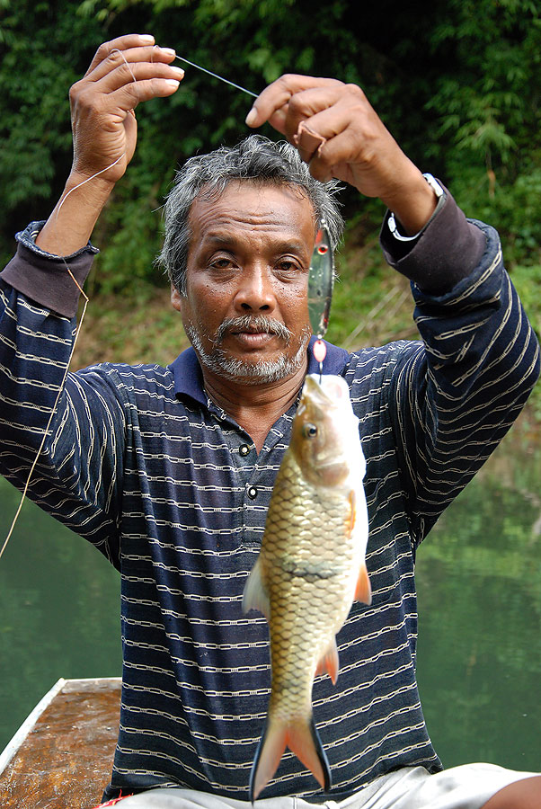ลุงไพร  พายเรืออีกคนครับ  กระสูบ
