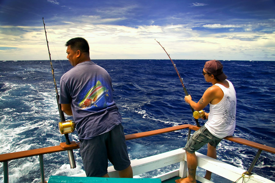 ส่วนสองหนุ่มนี้ง่วนกับการ Trolling ท้ายเรือตั้งแต่วันที่สองแล้วครับ...เอ้า! เอาเข้าไป... :cheer: 