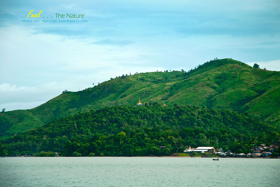 สายๆ วันที่ 4 ครับ ระหว่างนั่งเรือกลับไปที่เกาะสอง เพื่อประทับวีซ่าและส่งไกด์ขึ้นฝั่ง พื้นที่ธรรมชาต
