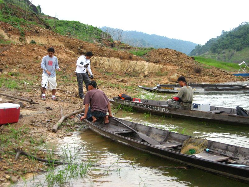ต่างคนก็ต่าง ลำเรียงของลงมา  เตรียมเอาลงเรือ 

...................................................