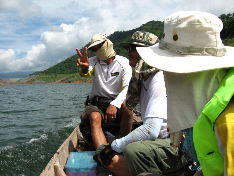 และแล้วก็กลับมาลงเรือดีก่า เดินไป 