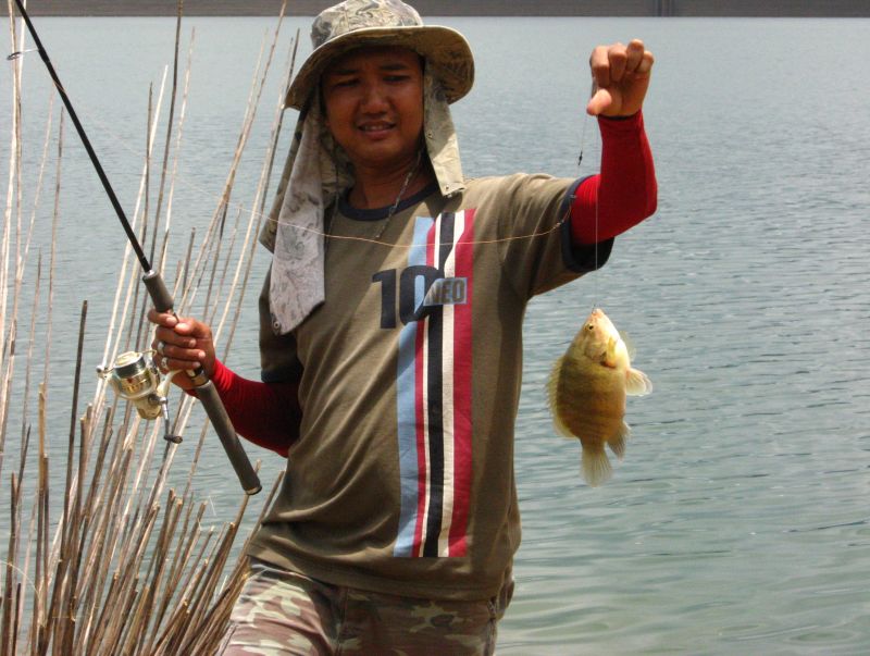 พอมารวมตัวกันก็หม่ำมื้อเที่ยง หม่ำ