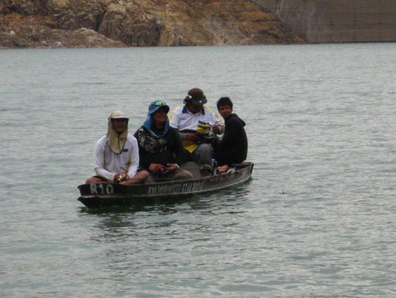 เรือลำของ น้านพ ตามมาแล๊ะ :grin: :grin: :grin: :grin: 
