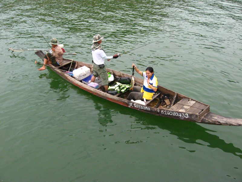 ผมลงจากเรือ เดินไปอีกด้าน ของกองหิ