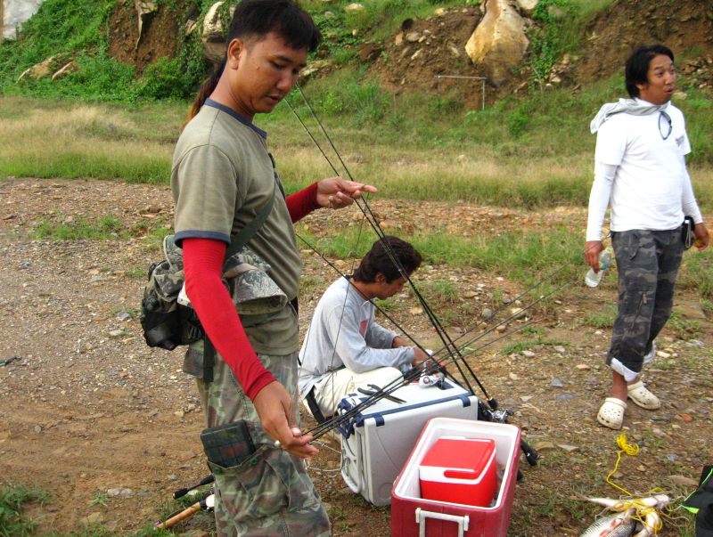 ขนของลงจากเรือ คอยเอารถน้าเม่นลงมา