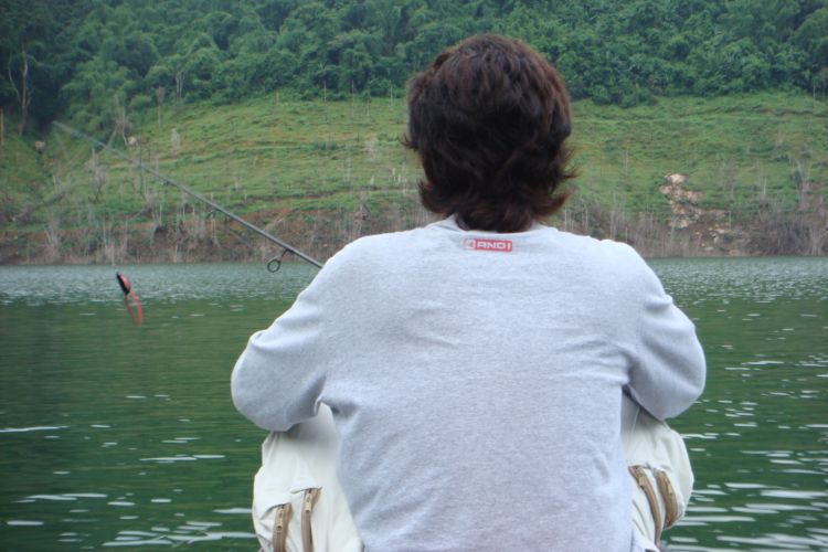 ไต๋นุกำลังเล็งหมายอยู่หัวเรือครับ ทางซ้ายที่ 10 นาฬิกา   :ohh: