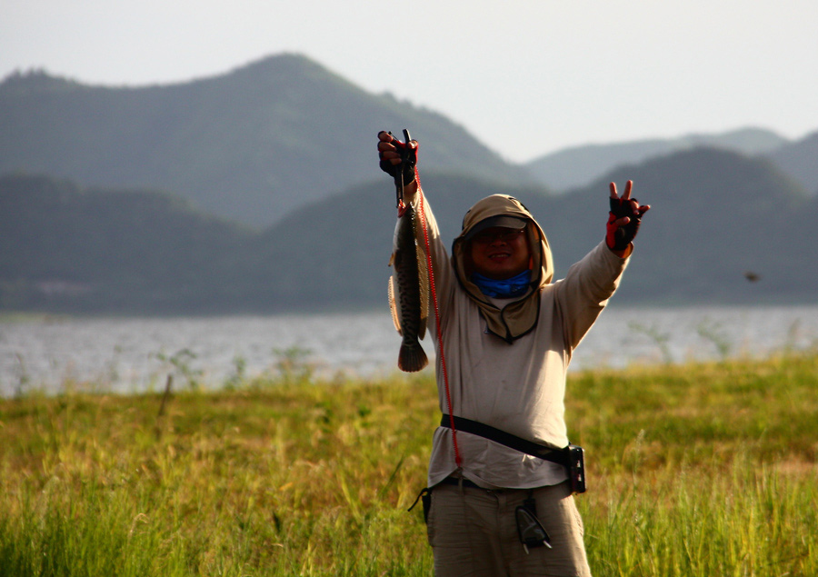 ล่องเรือเลาะตีเหยื่อมาซักพัก เจอน้าต่อ เปกาซัส...เอาเรือมาจอดยืนตีเหยื่ออยู่ใกล้ๆ...

อยู่ดี ๆ ก้อ