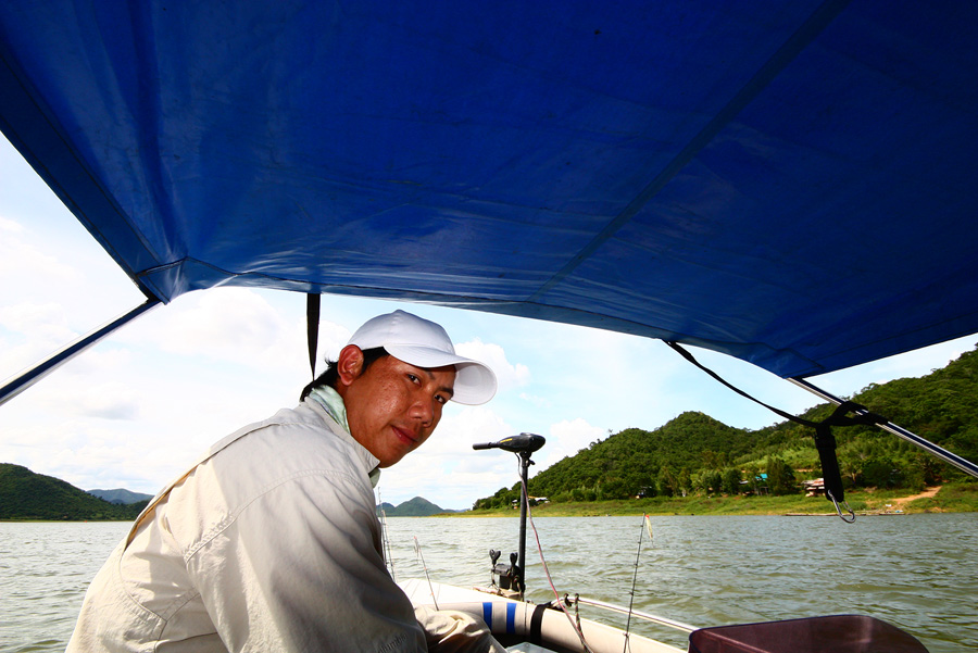 เจอหมายสวย ๆ ก้อล่องเรือช้า ๆ เข้าไปเทียบห่าง ๆ แล้วส่งน้าโน๊ต ไปยืนสู้ตีเหยื่อที่หัวเรือ...
ส่งน้อ