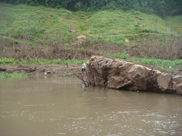 พอเรือ กำลัง ไหลมารับ ก็เจอภาพนี้  :mad: :mad: :mad: :mad: