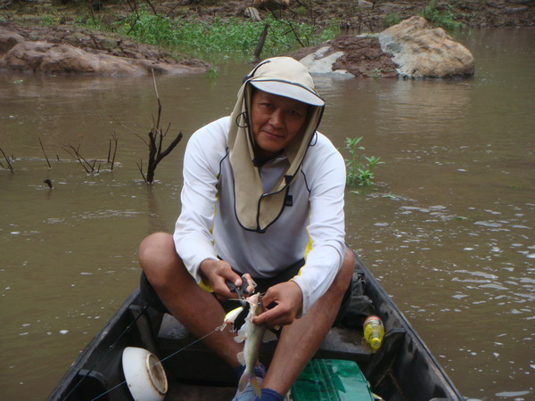มันน่าเอาไม้ตีกระบาล  ไอ่ปลากดตัวนี้ จริงๆ  :laughing: :laughing: :laughing: :laughing: