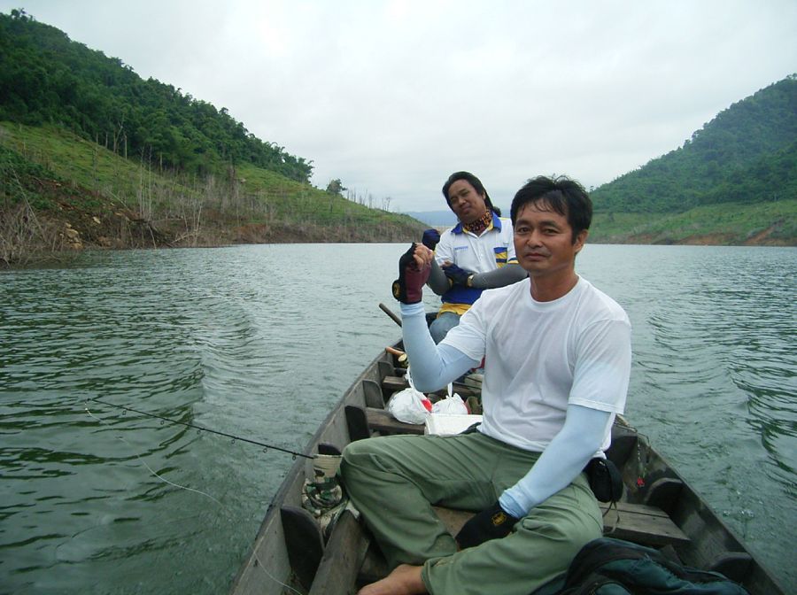 นึกในใจทำไมต้องลงเรือลำเดียวกับตาเม่นด้วยฟะยังไม่ทันลงเรือก็โคลงแล้ว
เอาไปๆๆ  โน่นๆๆๆ ทางโน้น ลุยเล