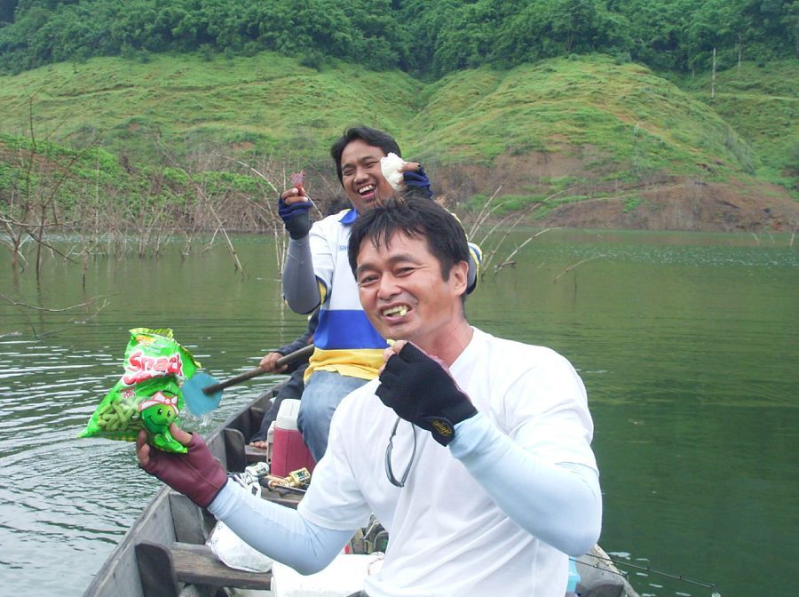 เราก็ต้องได้บ้างน่าไม่ต้องห่วง :laughing: :laughing: :laughing:
เห็นตีกันคนละไม่กี่ไม้ เสียงกัดดังม