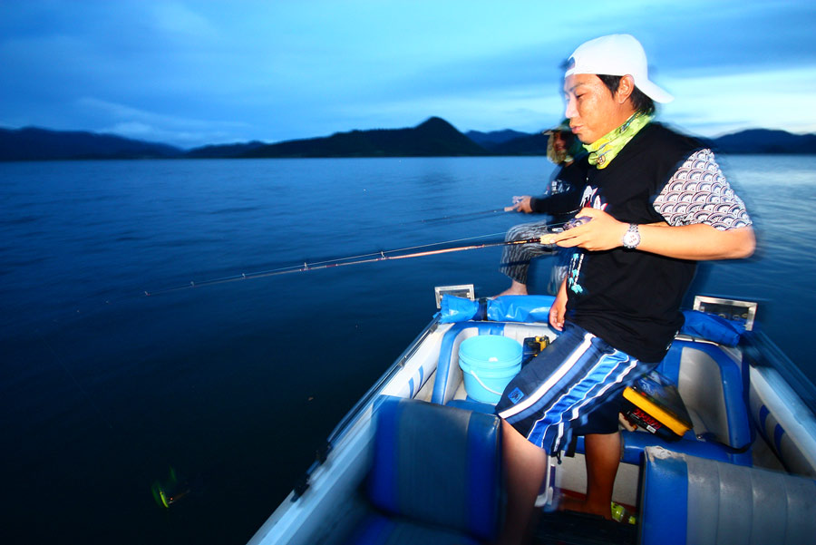 เช้าขึ้นมาฟ้ายังไม่สว่าง...ลากเรือยกก๊วนกันเข้าเขื่อนอีกครั้ง....
สี่คน อลวน บนเรือ....ป๋าอ๊อด300ยอ