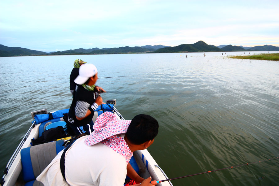 สว่างขึ้นมาอีกนิด ลอยเรือมาใกล้ ๆ หมายคิลลิ่งโซน ของน้าบุ๊งหนองจอก....

เจอน้าบุ๊ง ยืนอยู่ท่ามกลาง