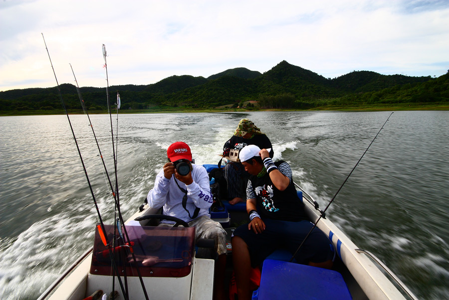 แยกย้ายก๊ะ น้าเอก นายแสนดี....แล้วก้อบึ่งเรือหาหมายย้ายไปอีกฝากของเขื่อน....
ลองไปเลียบ ๆ เคียงๆ ฝั