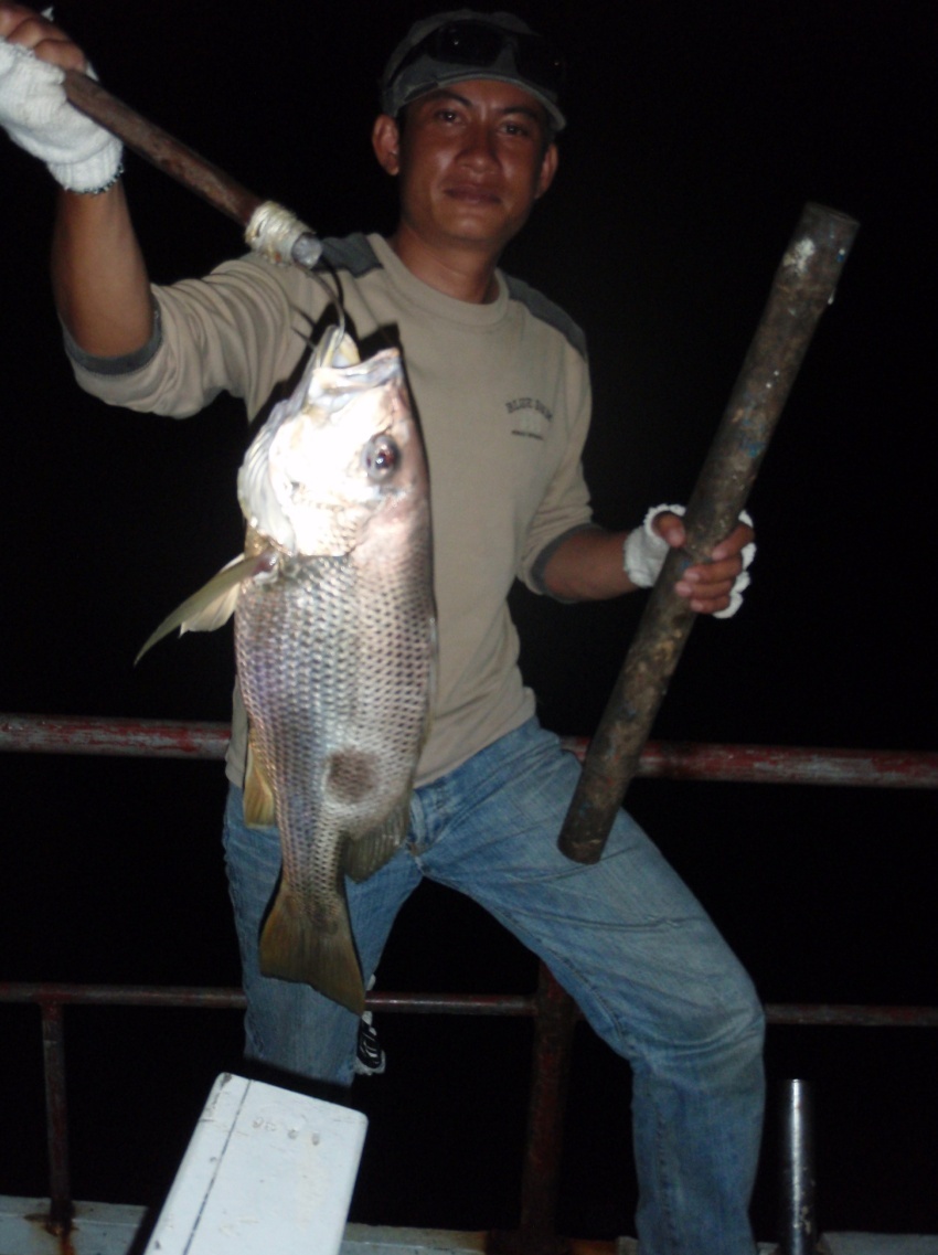 ส่วนคนนี้ไม่ต้องยืมปลาใคร ตกเองครับ........
 :grin: :grin: :grin: :grin: :grin: :grin:
