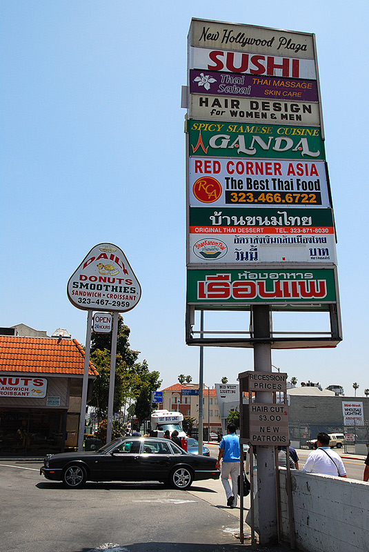 ถึง LA ก็มุ่งตรงเข้า Thai Town ก่อนเลยครับ

หิว + คิดถึงอาหารไทย  :umh: