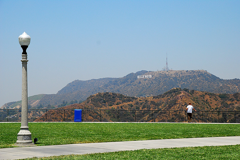 จากบนหอดูดาวจะเห็นป้าย Hollywood ลิปๆ แล้วก็ชมเมือง LA ได้ด้วยครับ