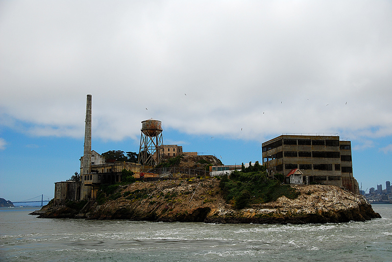 จากนั้น นั่งเรือไปเที่ยวชมรอบเกาะ Alcatraz และผ่านใต้สะพาน Golden Gate