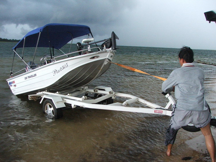 ผมอยาดช่วยอยู่นะครับ แต่ว่าน้าบางท่านอยากเห็นว่าเอาเรือขึ้นลงเองยากมั้ยอะ :grin: