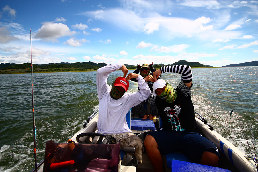 ในทะเลฮาเฮ แค่ไหน ไม่รู้หรอก....ได้แค่เดา ๆ เอา
รู้แต่ว่าบนเรือเร็วของป๋าอ๊อด ที่มีคนยัวไม่รอดตัว 1
