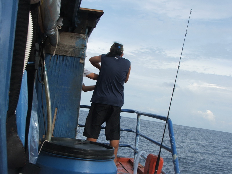 ทำอะไรกันนี่....น้าผู้พันหลุดขอบจอไปเลยในยามเล่น Jigging Jigging.... :laughing:
