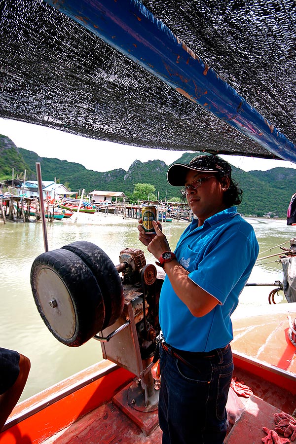  เรือ จะออกแล้ว

น้าดั๋ย เปิดชาเขียวรสซ่า มาล้างคอ

ยืนคู่กะเครื่องมือหากิน แบบ ภูมิปัญญาชาวบ้าน