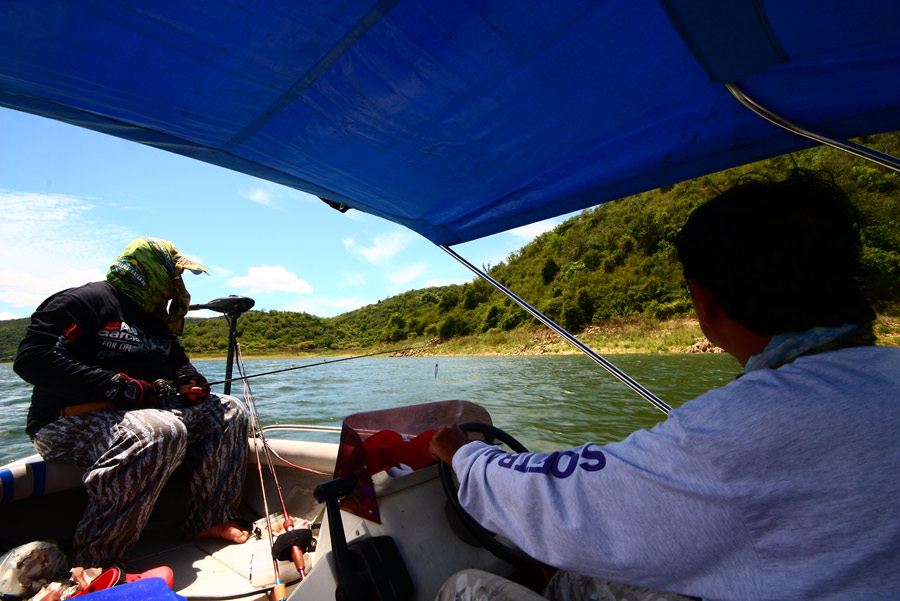 น้าใหญ่อยู่หัวเรือจนหยดสุดท้าย หวังจะได้ปลาเพิ่ม....แต่เรือก้อล่องมาถึงฝั่งซะแระ...
เรือถึงฝั่ง ดัง