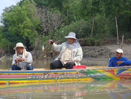 เรือที่จอดอยู่ข้างๆกัน..เรือไต๋ดำ(ผู้ใหญ่ดำ)..มีพี่พงษ์ขาประจำบางปะกงเหมือนกันมานานหลายปี..ก็ได้ยกกุ