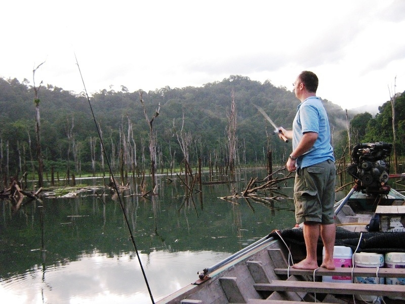 เรือยังไม่จอดดีเลย โทนี่ ก็เริ่มตีก่อนเลยอ่ะ :laughing: :laughing:
แสดงว่า อยากตกปลามาก...

.....