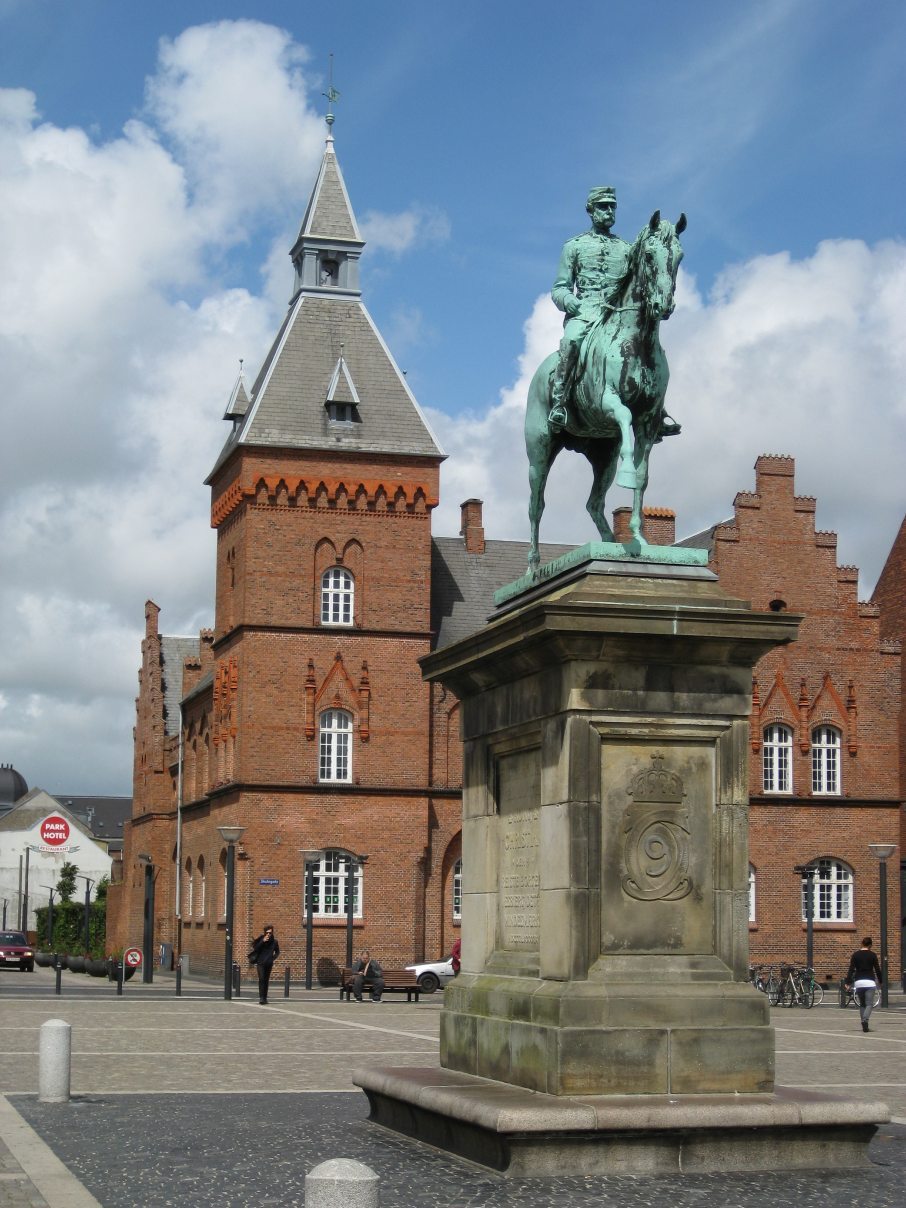  [center]ภาพที่ 4  เป็นภาพพระรูปทรงม้า  ในเมือง Esbjerb (เอสเปียร์)  เกือบจะเรียกได้ว่าเป็นศูนย์กลาง