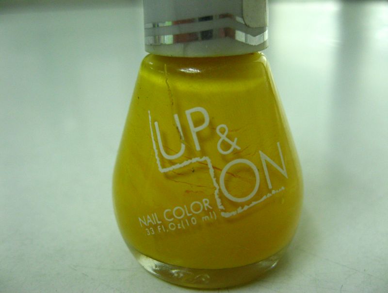 ยาทาเล็บครับ ต้องยี่ห้อ UP&ON เท่านั้น 