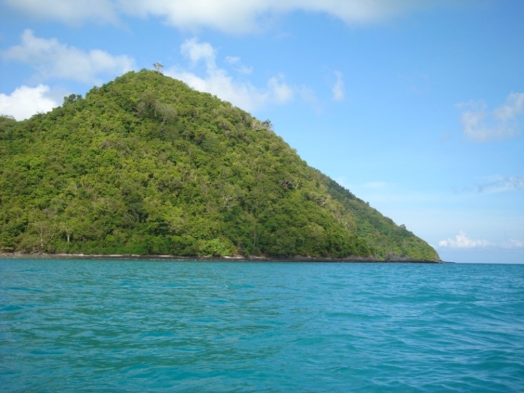 นี่คือหัวเกาะโหลน เกาะแรกที่เราแล่นเรือนผ่าน

 :sleeping: :sleeping: :sleeping: :sleeping: