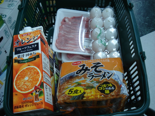 
   จากนั้นก็เข้าห้างไปซื้อของไว้ทำกับข้าวกินก่อน ได้มาหนึ่งตะกร้า หมดไป 2400 yen  ก็ แปดร้อยกว่าบา