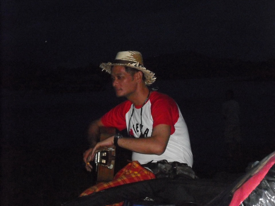 รูปหล่ออารมณ์ดีมีมีัเพลงฟังทั้งวัน .............. คนนี้เลย   :smile: