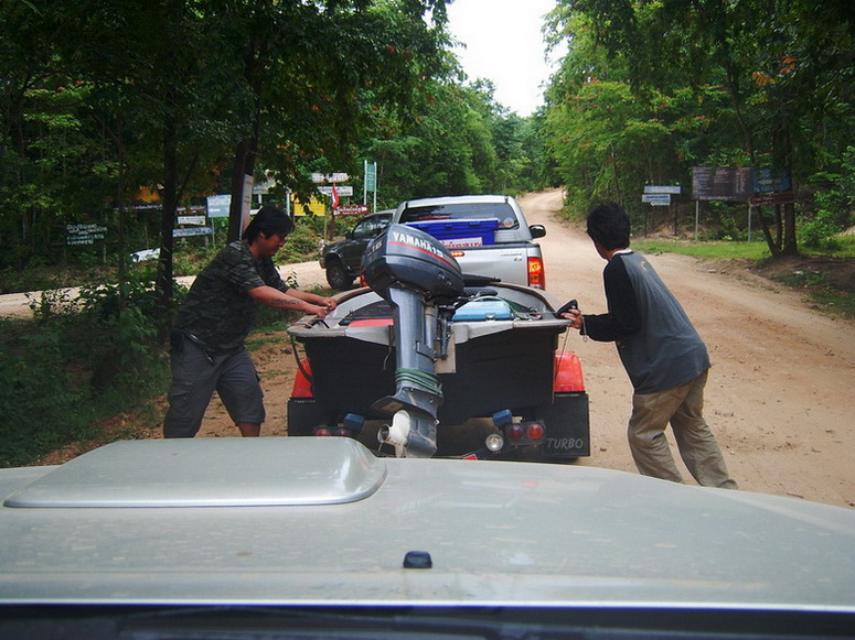 เล่นโยกเยกกันจนเรือจะตกจากเทรลเลอร์ ต้ากับตี๋ต้องทำหน้าที่เป็นไต๋เรือบกซะแร้ววว.... :laughing: :laug