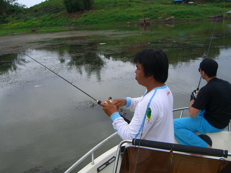   เอาช้วยกันเร็ว.. 
  นึกถึงปลาช่อนย่างเกลือไว้จะได้มีแรง .. สู้ๆ
  จากนั้นฝนเริ่มลงเม็ดใหญ่ขึ้น..