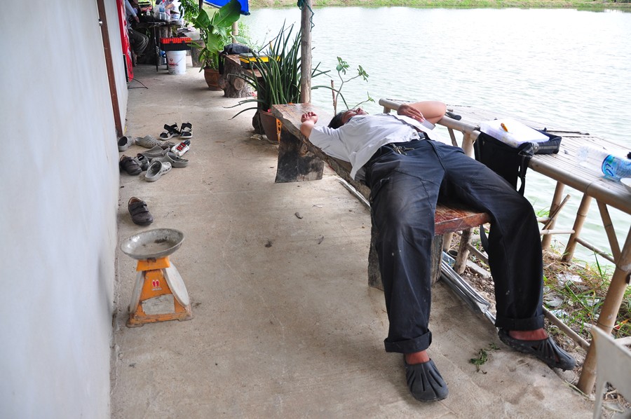 ส่วนผมนะปวดหลังอย่างมากขอมายืดหลังหน่อยนะครับ แล้วดันเผลอหลับไป โดนเลยงานนี้ใครมาถ่ายว้า แถมรวมตัวกั