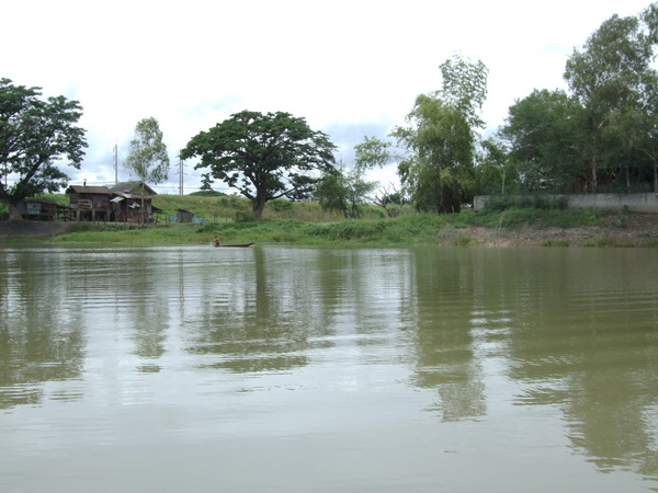 สักหน่อยลุงที่ทอดแหร้องลั่นเลยครับ